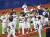 한국 야구대표팀이 1일 열린 항저우 아시안게임 야구 B조 조별리그 홍콩전에서 승리한 뒤 기뻐하고 있다. 연합뉴스 