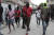 아이티의 수도 포르토프랭스에서 가장 강력한 갱단 연합체인 'G9과 가족' 갱단원들이 지난 9월 19일 포르토프랭스 거리를 걷고 있다. AP=연합뉴스