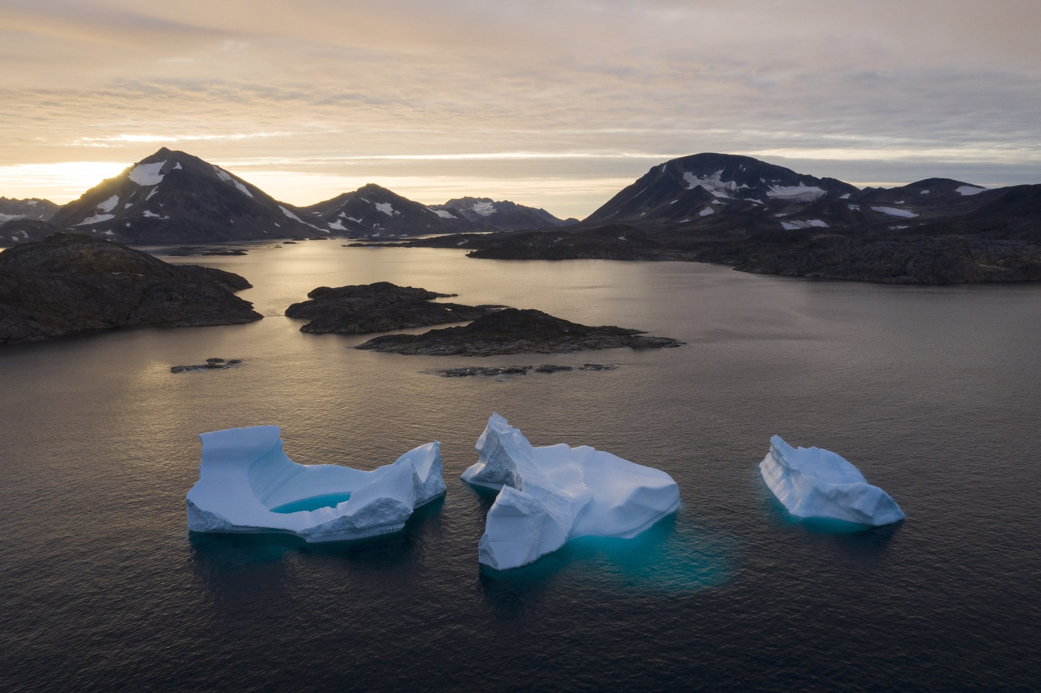 그린란드 인근에 떠있는 얼음들. AP=연합뉴스