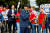 조 바이든 미국 대통령이 지난달 26일(현지시간) 미국 미시간주 웨인 카운티의 제너럴모터스 물류센터 인근에서 파업 중인 전미자동차노조(UAW) 조합원들의 파업 집회에 동참해 확성기를 들고 연설하고 있다. 로이터=연합뉴스