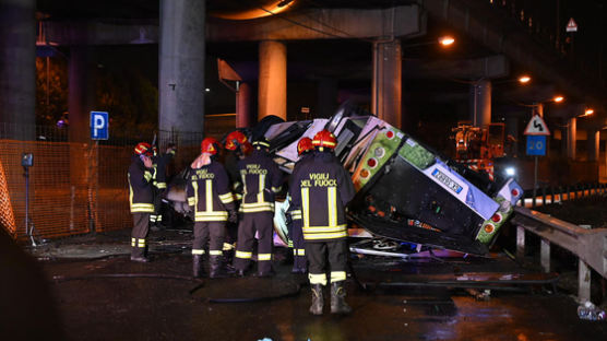 이탈리아 베니스 고가도로서 버스 10m 아래 추락...최소 20명 사망