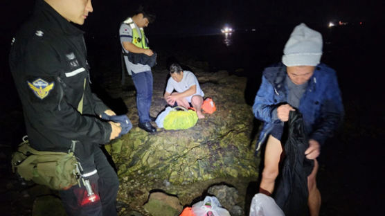 배에서 뛰어내려 2.4㎞ 수영, 보령 밀입국…중국인 22명 검거