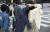 아침 최저 기온이 10도 안팎의 쌀쌀한 날씨를 보인 4일 오전 서울 광화문 세종대로 일대에서 한 시민이 외투를 입고 있다. 뉴스1