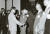 1967년 청와대에서 박정희 대통령을 만난 강기동 박사. 박 대통령과 악수하는 이가 강 박사. [사진 강기동]