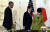 박근혜 전 대통령이 2014년 3월 25일 네덜란드 헤이그에서 열린 한·미·일 정상회담에서 버락 오바마 당시 미국 대통령, 아베 신조 당시 일본 총리와 자리로 이동하고 있다. [뉴시스]