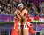 지난 1일 중국 항저우 아시안게임 여자 100ｍ 허들 결승전 직후 금메달을 딴 중국 린위웨이(왼쪽)가 동료 우옌니와 포옹하는 모습. 신화=연합뉴스