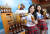 지난 3월 서울 종로구 삼청각에서 열린 하이트진로의 신제품 맥주 켈리 출시 기념행사에서 모델들이 맥주를 들고 포즈를 취하고 있다. 연합뉴스
