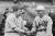 1926년 세인트루이스 카디널스가 월드시리즈에서 우승한 직후 상대 팀 뉴욕 양키스 소속의 베이브 루스(왼쪽)가 축하 인사를 건네고 있다. 사진 MLB닷컴