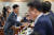 이복현 금융감독원장이 5일 오전 서울 영등포구 금융감독원에서 열린 비대면 금융사고 예방 추진을 위한 협약식에 참석해 국내 은행장들과 인사를 나누고 있다. 뉴스1