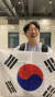 항저우 아시안게임 4강에서 일본을 꺾고 결승행을 확정 지은 뒤 인터뷰에서 태극기를 펼쳐보이며 활짝 웃는 안수진. 사진 한국체대 학보사 기자단 