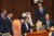 이재명 더불어민주당 대표가 6일 오후 서울 여의도 국회에서 열린 제410회 국회(정기회) 제9차 본회의에 참석, 의원들과 대화를 나누고 있다. 뉴스1