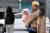쌀쌀한 날씨를 보인 6일 오전 서울 중구 거리에서 외투를 입은 한 가족이 이동하고 있다. 뉴시스