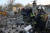 우크라이나 구조대원들이 5일 우크라이나 동북부 하르키우주의 쿠피안스크 인근 흐로자 마을에서 러시아의 공습으로 파괴된 상점과 카페 잔해 속에서 실종자를 수색하고 있다. AFP=연합뉴스