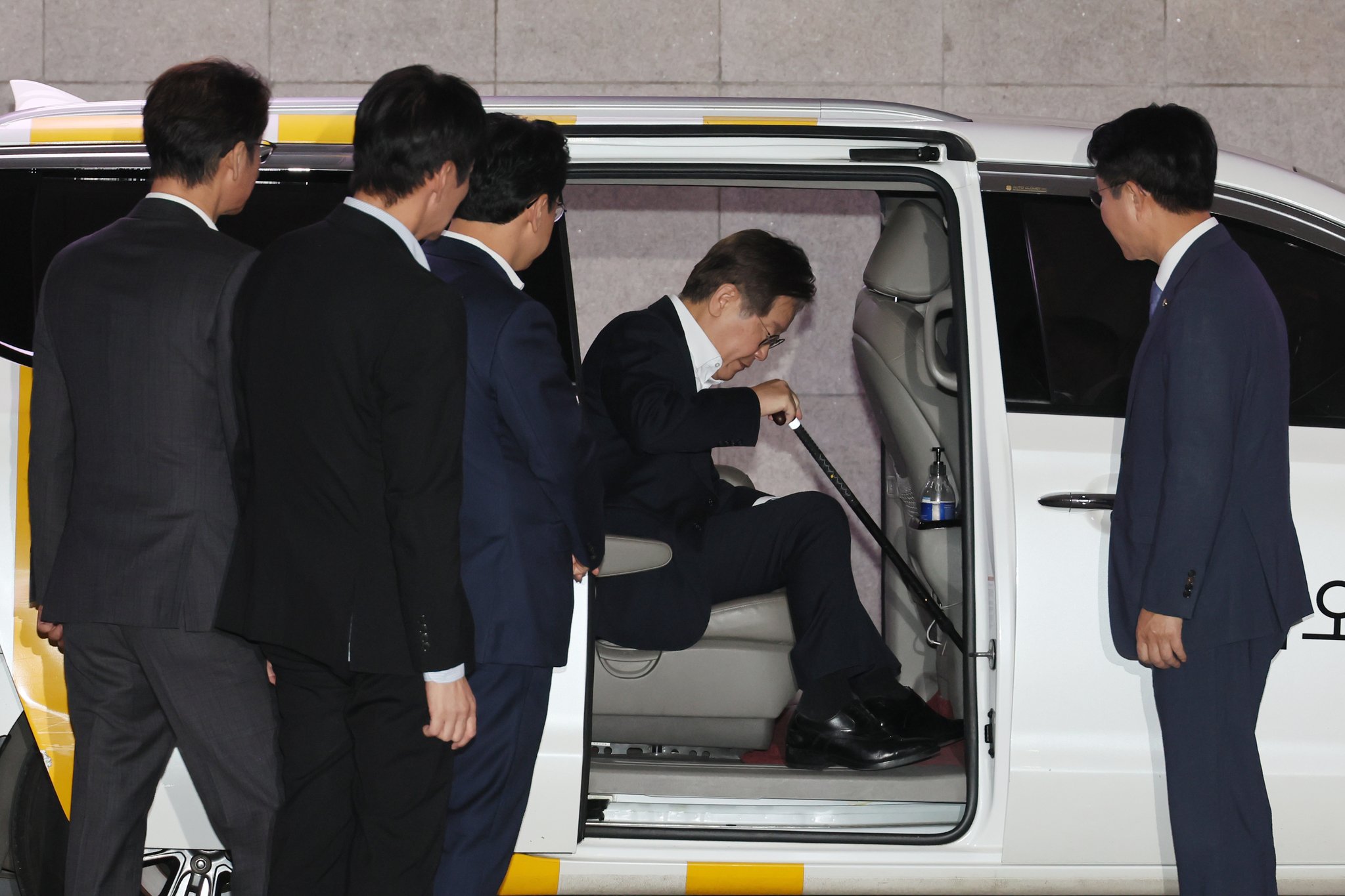 이재명 더불어민주당 대표가 6일 국회 본회의에 출석하기 위해 국회에 택시를 타고 도착하고 있다. 연합뉴스