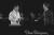 요시히로 나리사와 셰프(왼쪽)와 돔 페리뇽의 셰프 드 꺄브 뱅상 샤프롱이 세이류덴 사원에서 진행한 디너 현장에서 요리와 샴페인에 대한 생각을 나누고 있다. ©Harold de Puymorin 사진 돔 페리뇽