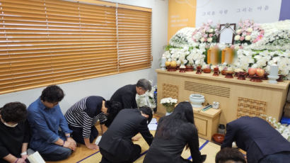 텅 빈 영정사진, 채워진 소주 한잔…매일 4번 반복되는 이 장면