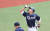 강백호가 6일 항저우 아시안게임 야구 수퍼라운드 중국전에서 첫 홈런을 친 뒤 세리머니를 하고 있다. 연합뉴스