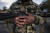 우크라이나 군인이 지난해 10월 13일 우크라이나 동북부 하르키우 지역의 격전지였던 이지움에서 AK47 소총을 들고 있다. EPA=연합뉴스