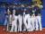 한국 야구대표팀 선수들이 7일 항저우 아시안게임 결승전에서 대만을 상대로 2-0 리드를 이어가던 4회 말을 끝내고 결의를 다지고 있다. 연합뉴스 