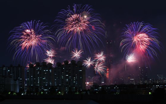 7일 오후 서울 여의도 한강공원 일대에서 열린 '2023 서울세계불꽃축제'에서 중국팀의 화려한 불꽃들이 밤하늘을 수놓고 있다. 올해 축제는 '다채로운 색깔로 내일의 세상을 환하게 비추는 밝은 미래'(Lights of Tomorrow)라는 주제로 열렸다. 뉴시스
