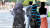 지난 5일 오전 서울 종로구 광화문네거리에서 외투와 긴팔 옷을 입은 시민들이 횡단보도 신호를 기다리고 있다. 연합뉴스
