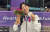 항저우 아시안게임 여자 하키에서 은메달을 획득한 한국의 주축 수비수 안수진이 결승전 직후 꽃다발과 함께 은메달을 들어 보이고 있다. 사진 한국체대 학보사 기자단 