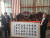 지난 2017년 쉬자인(왼쪽) 헝다그룹 총수가 자신을 찬양하는 장두시 액자를 받고 기념촬영을 하고 있다. 시의 첫 글자를 오른쪽에서 왼쪽으로 이어 읽으면 “쉬자인 탁월 위대”라는 문장이 숨어 있다. 쿤룬처 사이트 캡처