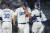 8일 열린 디비전시리즈 1차전에서 고개를 숙이고 교체되는 LA 다저스 클레이튼 커쇼(가운데). AP=연합뉴스