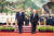 지난 6월 14일 중국을 방문한 마흐무드 압바스 팔레스타인 대통령(오른쪽)이 시진핑(왼쪽) 중국 국가주석과 인민대회당에서 의장대를 사열하고 있다. 신화=연합뉴스