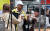 추석 연휴 마지막 날이자 개천절인 3일 서울 명동 거리에서 길거리 음식을 구매한 한 외국인 관광객이 기념 촬영을 하고 있다. 뉴스1