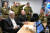 베냐민 네타냐후 이스라엘 총리가 8일(현지시간) 수도 텔아비브에서 전황 평가에 관한 회의를 하고 있다. 이스라엘 내각은 이날 공식적으로 "전쟁 상황"임을 선포했다. EPA=연합뉴스