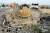 이스라엘의 팔레스타인 자치지역인 가자지구의 칸 유니스 지역에서 8일(현지시간) 이스라엘의 포격으로 파괴된 모스크 옆에서 팔레스타인 주민들이 모여있다. 로이터=연합뉴스