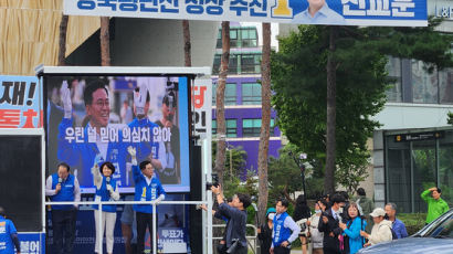 계급장 떼고 파란 운동화 신었다…野진교훈 "진짜 일꾼은 나" [강서구청장 르포]