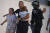 하마스의 로켓 공격에 대피하는 이스라엘 주민들. AP=연합뉴스