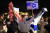 9일(현지시간) 캘리포니아 비벌리힐스에서 이스라엘 지지자들이 국기를 들고 시위를 벌이고 있다. AFP=연합뉴스