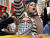9일(현지시간) 미국 뉴욕 이스라엘 총영사관 길 건너편에서 열린 친팔레스타인 집회에서 참가자들이 구호를 외치고있다. 로이터=연합뉴스