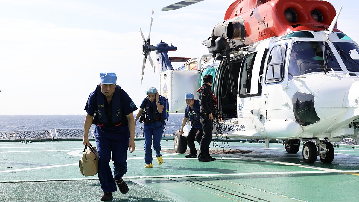의료진들이 해경 헬기에서 내리고 있다. 연합뉴스