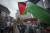 9일(현지시간) 캐나다 브리티시컬럼비아 주 밴쿠버에서 열린 시위에서 한 남자가 팔레스타인 국기를 흔들고 있다. AP=연합뉴스