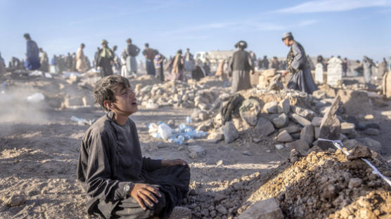 동생 묻은 소년 울고, 2살 아기 건물 깔렸다…아프간 지진 현실