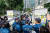 7월 서울 서초구 서이초등학교 앞에서 열린 추모 집회에서 경찰이 학교 정문으로 들어가는 추모객을 막아서고 있다. 연합뉴스