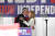 케네디 주니어가 내년 대선에 무소속으로 출마하겠다고 9일(현지시간) 선언하는 자리에서 아내와 키스하고 있다. AP=연합뉴스
