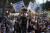 9일(현지시간) 영국 런던에서 열린 이스라엘을 위한 '유대인 공동체 집회'에서 한 시위자가 플래카드를 들고 구호를 외치고 있다. AP=연합뉴스