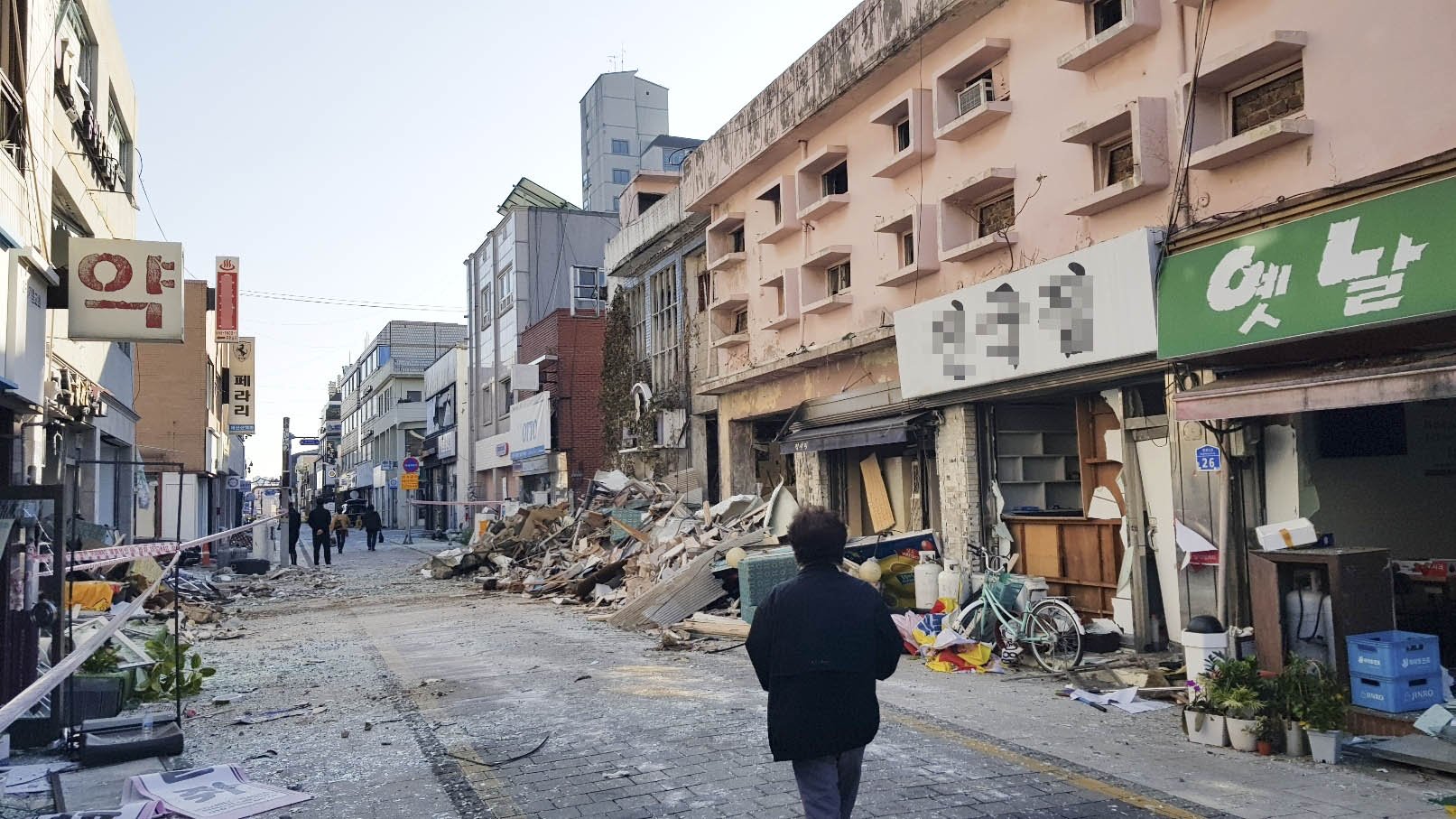  10일 폭발 사고로 잔해물이 가득한 서산 상가 거리 모습. 연합뉴스