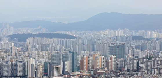 공제금액 상향 등으로 종부세양도세 절세에서 부부 공동명의가 단독명의보다 더욱 유리해졌다. 사진은 서울 아파트 모습. [연합뉴스]