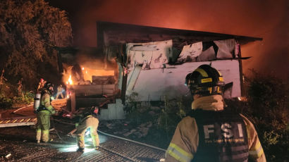 한밤 가정집 화재…40대 아내와 딸은 살고 60대 남편 사망