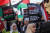 9일(현지시간) 레바논 베이루트 미국대학교(AUB) 학생들이 정문 밖에서 팔레스타인 지지 집회를 열고 있다.AFP=연합뉴스