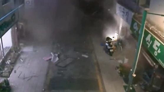 오토바이 통과 1초 후 '쾅'…새벽 서산서 원인불명 폭발 사고