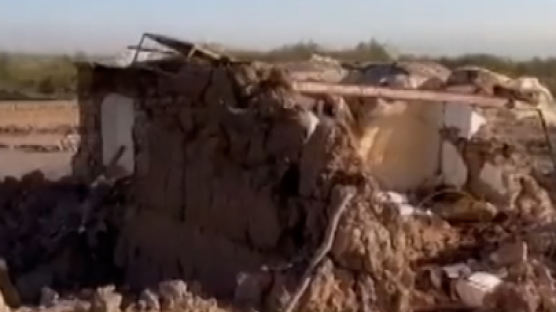 동생 묻은 소년 울고, 2살 아기 건물 깔렸다…아프간 지진 현실