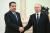 블라디미르 푸틴 대통령(오른쪽)이 10일(현지시간) 러시아 모스크바를 방문한 모하메드 알수다니 이라크 총리와 악수하고 있다. EPA=연합뉴스