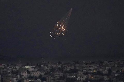 레바논 남부서 이스라엘에 로켓 15발 발사…4발 요격
